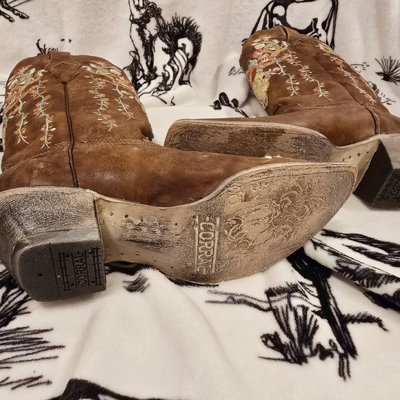 Corral Women's Deer Skull Floral Embroidered Cowboy Boots - Picture 8 of 8